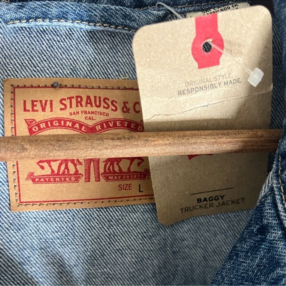 Levis Women’s Baggy Trucker Denim Jacket - Picture 10 of 15